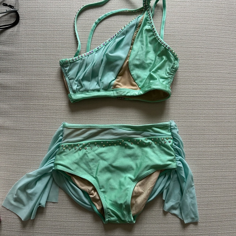 Weissman 13 different costumes. Worn only 3 times for competitions  size child M